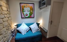 Romantic Tiny House Inside Montmartre